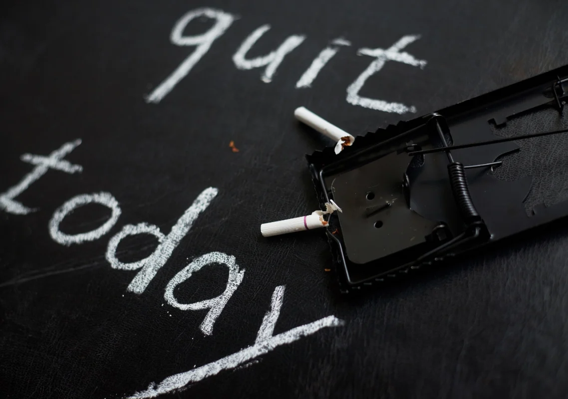 kredom urađen natpis - quit today i slomljena cigareta u maloj mišolovci
