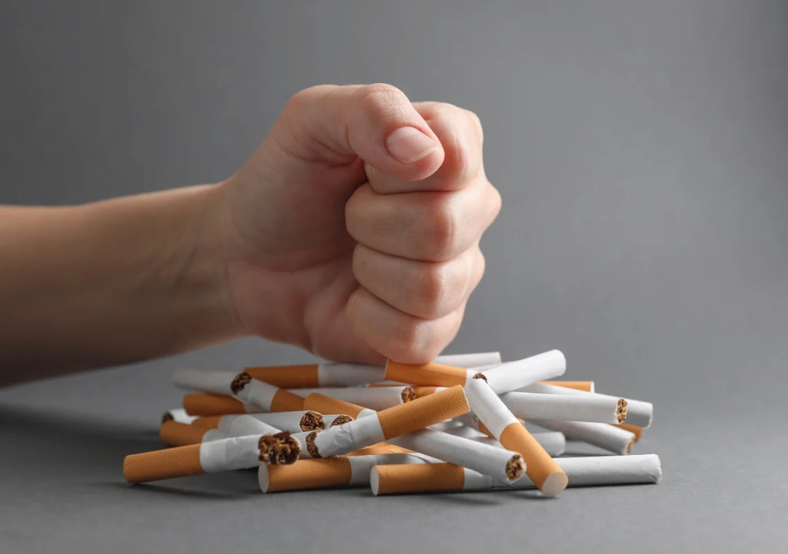 Skupljena šaka gnječi izlomljene cigarete kao simbol za odvikavanje od pušenja
