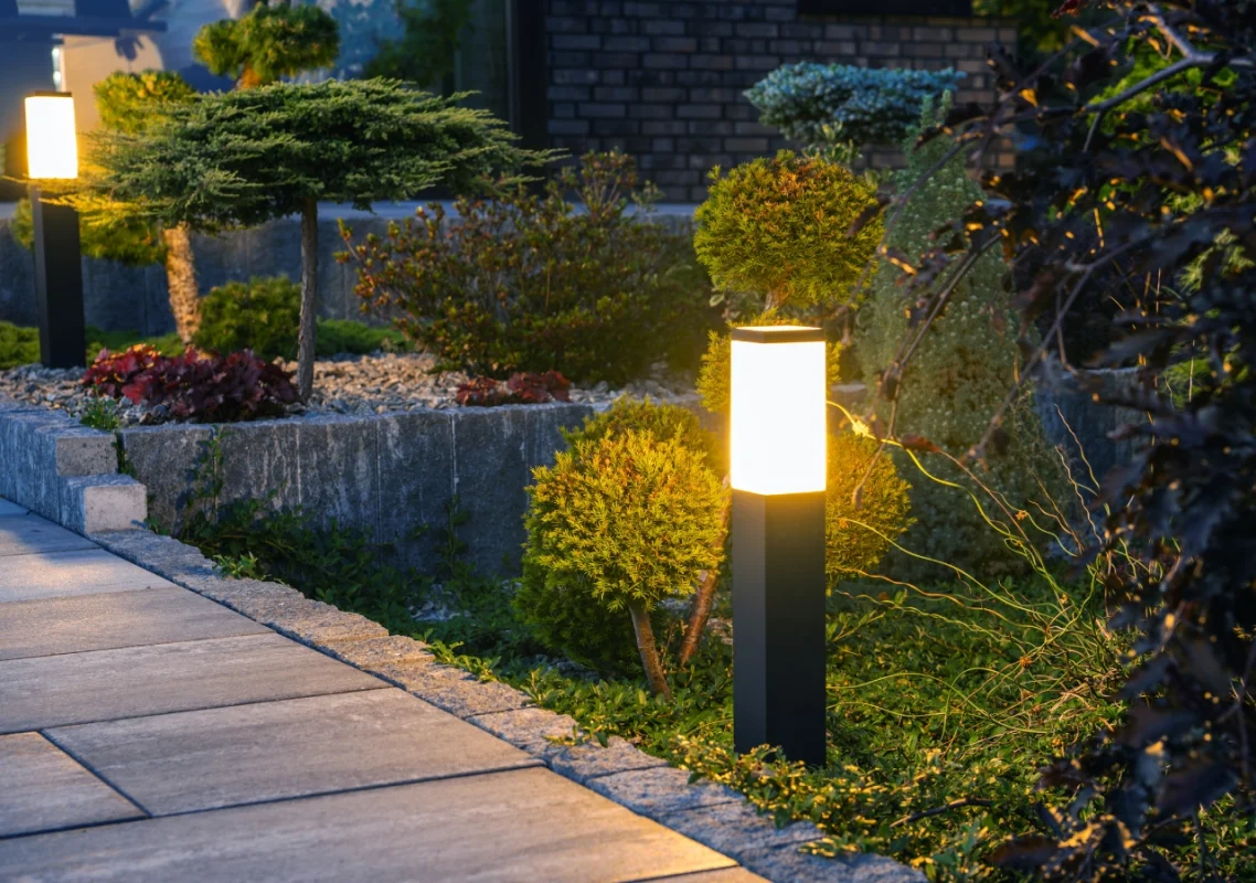 Solarne lampe koje osvetljavaju put uz baštu. Shopex.rs