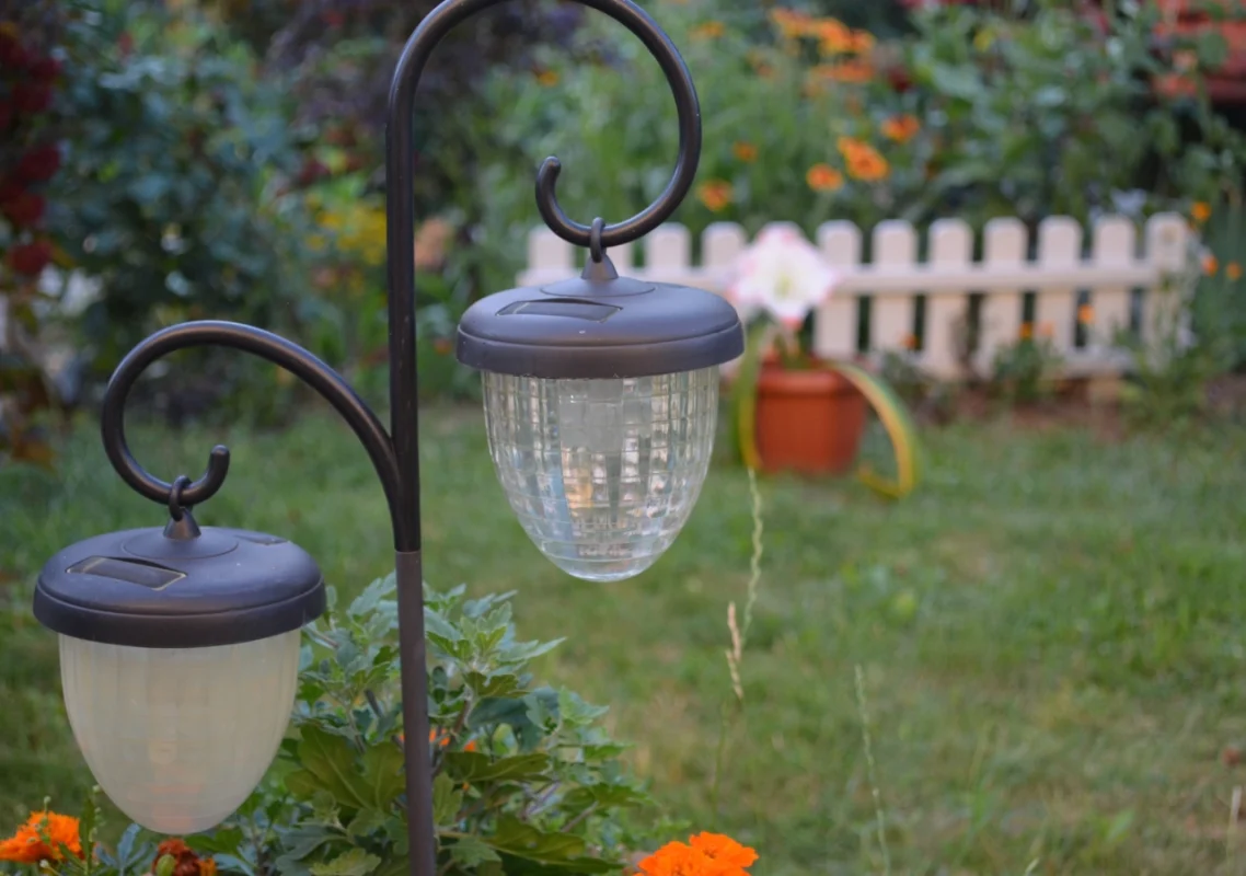 Solarne lampe zanimljivog dizajna koji podseća na žir. Shopex.rs