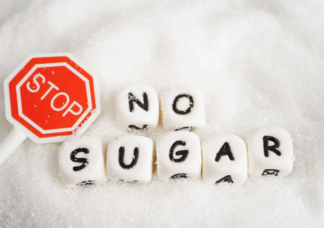 znak stop i natpis no sugar jer šežer nije dozvoljen u autofagiji