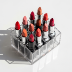Kristalni organizator za karmine pun sa 9 karmina razlicitih boja