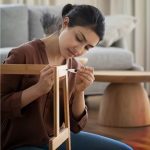 Set od 8 MARKERA i 8 VOŠTANIH olovki za popravku nameštaja i drvenih podova–(17 delova) - slika 2